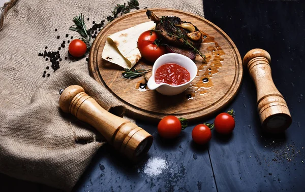 Amerikansk maträtt serveras i restaurangen eller steakhouse. Traditionella rätter — Stockfoto