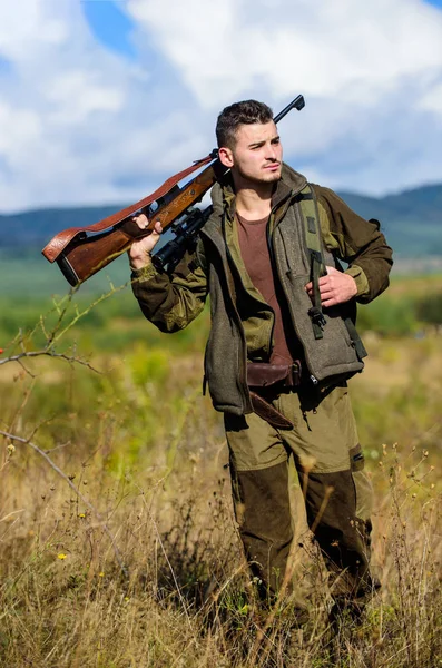人猎人运载步枪自然背景 经验和实践有助于成功狩猎 狩猎自然环境的家伙 狩猎武器枪或步枪 阳刚的爱好活动 狩猎季节 — 图库照片