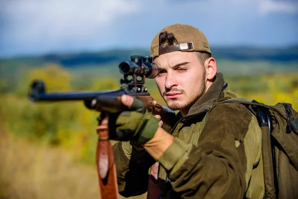 Un tipo cazando ambiente natural. Arma de caza o rifle. Hombre cazador apuntando rifle naturaleza fondo. Habilidades de caza y equipo de armas. Objetivo de caza. Mirando el objetivo a través del alcance del francotirador —  Fotos de Stock