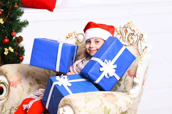 Kerst tijd en verrassing concept. Schattig kind ontvangt presenteert — Stockfoto