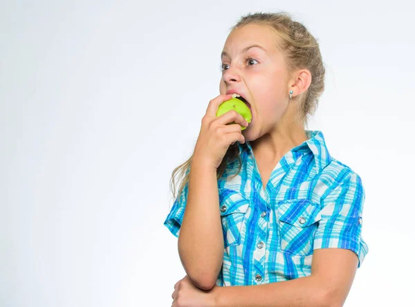 Vitamine voeding concept. Goede voeding is essentieel voor een goede gezondheid. Ontdek welke vitamines en mineralen je lichaam nodig. Jongen meisje groene appel fruit eet. Voeding vitaminegehalte van apple — Stockfoto