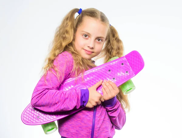 子供は、ペニーのボードを保持します。彼女の夢のペニー ボード。偉大に見える、偉大な乗り物もスケート ボードを選択します。子供のための最高の贈り物。子供の長い髪は、ペニーのボードを運ぶ。毎日スケーターのプラスチック スケート ボード — ストック写真