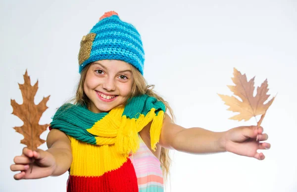 Дівчина довге волосся щасливе обличчя носить яскравий в'язаний капелюх і шарф білого фону. Як стилізувати барвистий аксесуар на осінь. Яскраві аксесуари для м'якої осені. Яскравий аксесуар. Бути яскравим цієї осені — стокове фото