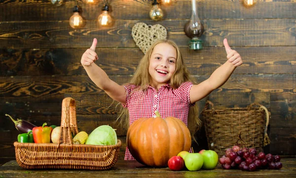 Herfst oogst vakantie. Basisschool herfst festival idee. Oogstfeest vieren. Jongen meisje verse groenten oogst rustieke stijl. Kind presenteren oogst groente tuin houten achtergrond — Stockfoto