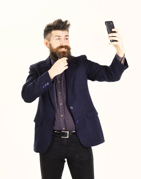 Feliz hombre barbudo sonriente selfie con su teléfono inteligente . —  Fotos de Stock