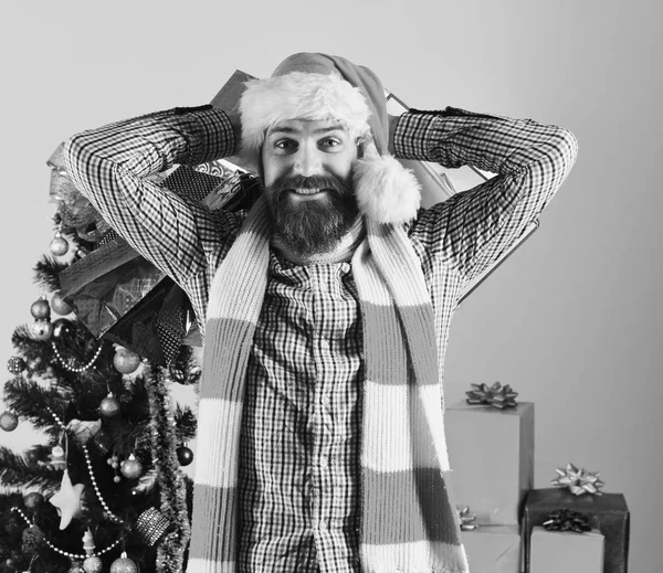 Homem com barba e rosto animado no fundo vermelho — Fotografia de Stock