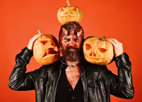 Concepto fiesta de Halloween. Demonio con cuernos y cara confiada — Foto de Stock