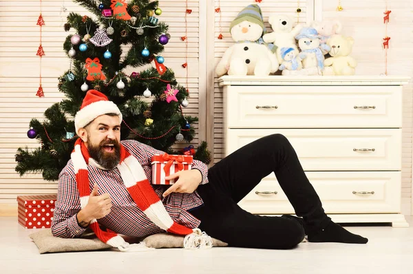Man with beard holds box and shows thumbs up — Stock Photo, Image