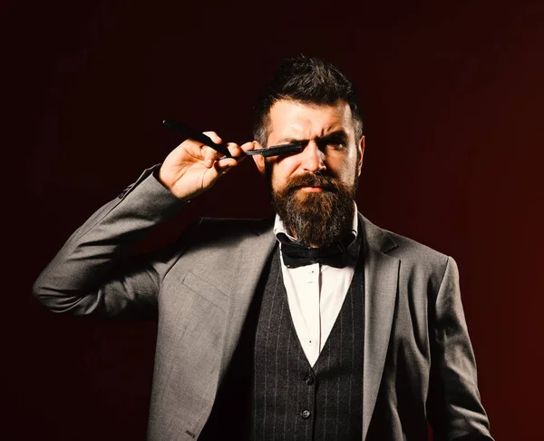 Concetto pubblicitario da barbiere. Uomo con la barba lunga — Foto Stock