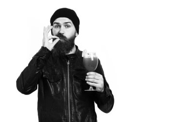 Kafkasyalı vahşi hippi elinde alkollü içecek ya da taze kokteyl tutuyor.