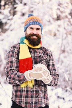 Yüz orman ile gülümseyen adam tarafından kar kaplı.