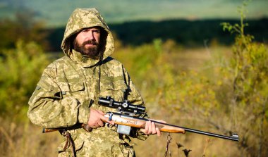 Adam sakallı avcı tüfeği doğa arka plan ile. Deneyim ve pratik başarı avcılık oldukça rahat. Nasıl av hobi içine bırakılır. Erkeksi hobi etkinlik. Av sezonu. Adam av doğa ortam
