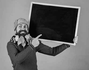 Sonbahar sezonu Satılık kavramı. Kara tahta berber dükkanı noktalarda adam