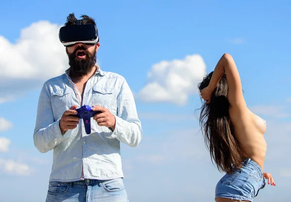 Szex játék virtuális valóság játék. Csípő man játék virtuális szex játék vezérlő kopás hmd vagy vr szemüveg. Virtuális szexuális tevékenység. Lány szexi meztelen-erotikus melle virtuális karakter. Fedezze fel a cybersex — Stock Fotó