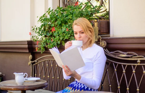 Conceito de lazer Bookworm. Caneca de bom café e livro agradável melhor combinação para fim de semana perfeito. Garota bebe café todas as manhãs no mesmo lugar ritual diário. Mulher tem beber café terraço ao ar livre — Fotografia de Stock