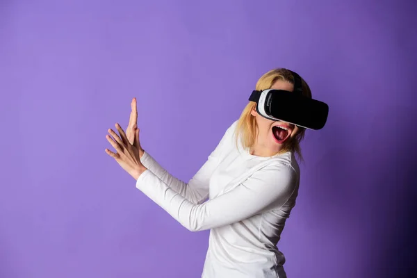 Virtuelle Realität und Zukunftstechnologien. Mädchen verwenden moderne Technologie vr Headset. interagieren alternative Realität. digitales Gerät und moderne Möglichkeiten. Frau Kopf montiert Anzeige violetten Hintergrund — Stockfoto