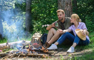 Piknik zammı. Çift Doğa arka plan yemek için ara verelim. Kaç aşk kamp orman içinde yürüyüş. Çift sit şenlik ateşi yakın yemek aperatifler ve içecekler. Atıştırmalıklar ve içecekler zammı. Zam ve kamp için gıda
