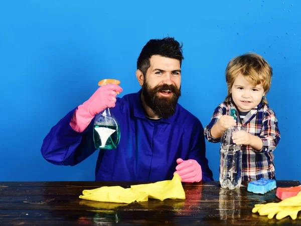 Concepto de tiempo familiar. Niño con padre sostiene aerosoles de limpieza . — Foto de Stock