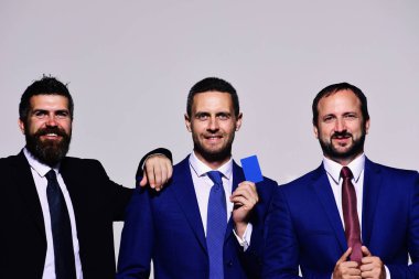 Yöneticiler ortaklık ve istikrar sunuyorlar. Gülümseyen yüzlü iş adamları