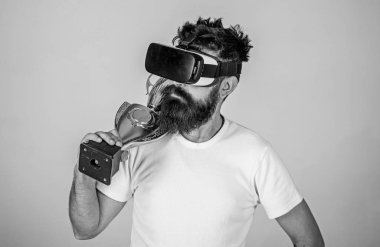 Başarı kilidi. Adam sakallı hippi vr kulaklık altın kadehi tutar. Adam kazanan sanal yarışma. Hipster sanal oyun var başarı. Sanal gerçeklik Oyunlar zaferle hissediyorum. Zafer elde