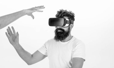Vr gözlüklü süre mücadele sakallı adam. Beyaz arka plan üzerinde yeni becerikli alet test uzun sakallı hippi. 3D deneyimi zevk, 360 video, birinci sınıf techlogies kavramı izlerken sakallı adam
