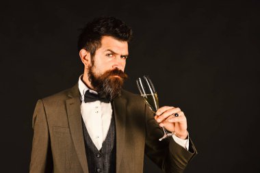 Alengirli yüzü ve köpüklü içkisi olan bir iş adamı. Maço