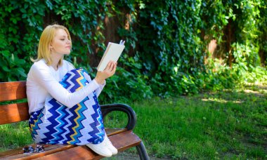 Fikri hobi. Bayan güzel kitap kurdu meşgul kitap açık havada güneşli gün okudum. Konsantre kadın bahçede kitap okumak. Kız oturup kitap ile yeşil doğa arka plan tezgah rahatlatıcı