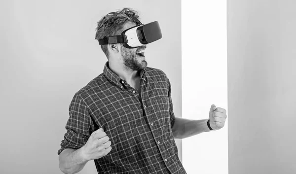 Vencedor cibernético. Homem unshaven cara com óculos VR envolvidos no espaço cibernético, fundo rosa. O Hipster usa tecnologias modernas. Ciberespaço. Guy VR óculos cabeça montada exposição interagir no espaço cibernético — Fotografia de Stock