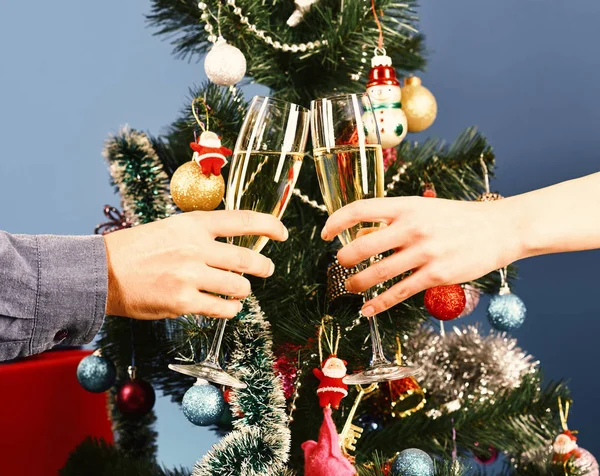 Tempo di Natale e concetto applausi. Mani maschili e femminili — Foto Stock