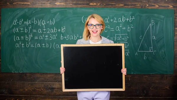 Professora mostrar anúncio da escola. Lugar para propaganda escolar. Conceito oficial de publicidade. Professor segurar blackboard espaço de cópia de publicidade em branco. Informações para estudantes de intercâmbio de entrada — Fotografia de Stock