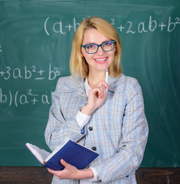 Mujer enseñando cerca de pizarra. Los principios pueden hacer que la enseñanza sea eficaz y eficiente. La enseñanza efectiva implica la adquisición de conocimientos relevantes sobre los estudiantes. Cualidades que hacen buen maestro —  Fotos de Stock