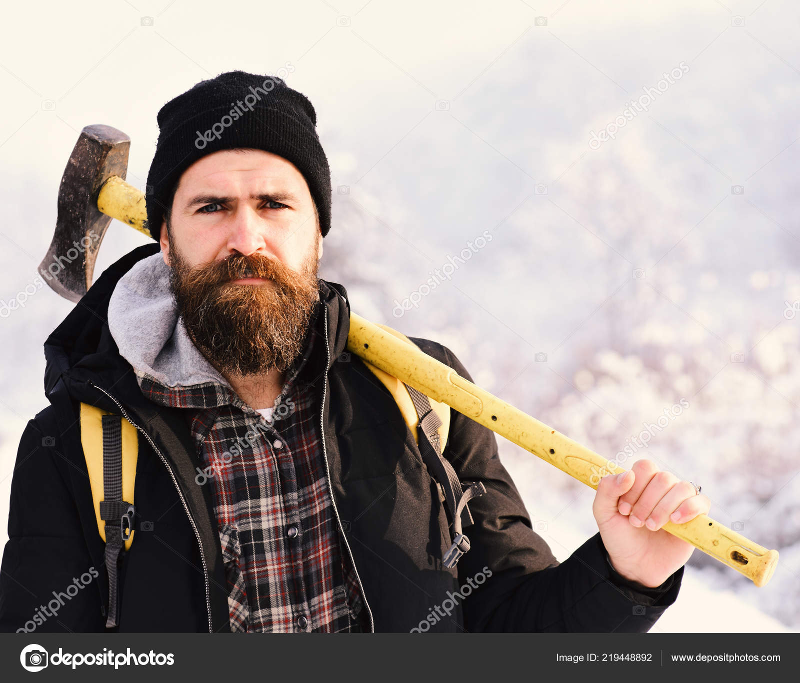 Concepto de le ador Hipster. Macho en ropa de invierno con mochila