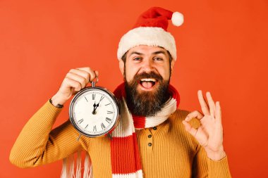 Noel arifesi ve kutlama zamanı. Noel Baba saati tutar