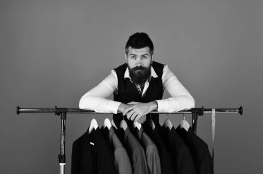 Tasarımcısı Giyim askıları ile takım elbise üzerinde eğilir