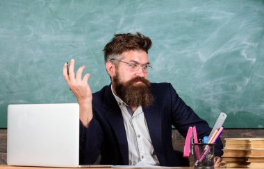 Bilgi emin değilim. Sınav şüpheler tam tablo kara tahta arka plan otur. Zor examinator mark hakkında tereddüt. Sakallı sınav öğretmen gözlük ile tereddüt. Okul sınav kavramı