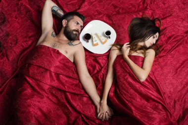 Güzel bayan yatakta yatan sakallı