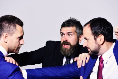 Resmi giyinmiş katı ve korkmuş yüzlü iş adamları.