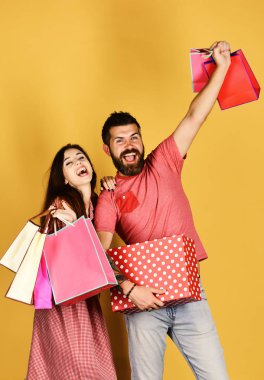 Sakallı polka noktalı kutu tutar. Alışveriş ve harcama