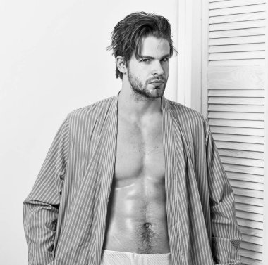 Atlet veya ev ya da banyo giysileri figürlü seksi vücut geliştirmeci.