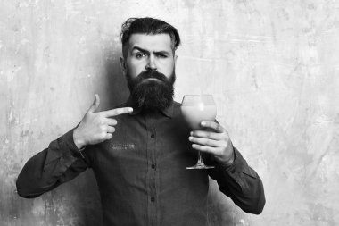 Vahşi hippi elinde tropik alkolik taze kokteyl tutuyor.