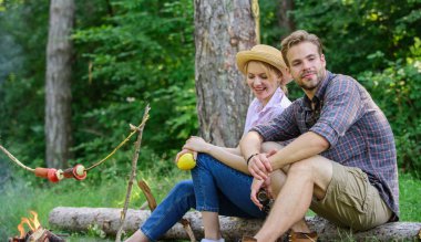 Pastoral piknik tarih. Çift aşk rahatlatıcı aperatifler sahip oturum açma otur. Aile hafta sonu doğanın tadını çıkarın. Piknik yemeği ateşte kavurma. Kavrulmuş gıda hoş kokulu piknik atmosfer mükemmel yapar