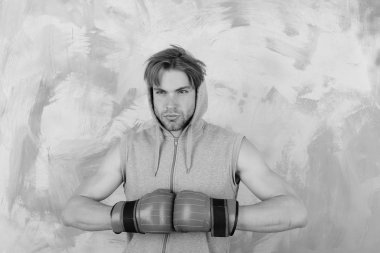 Renkli arka planda dağınık saçlı bir adam. Kapüşonlu adam.