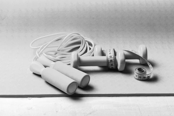 Barras y cuerdas para saltar atadas con cinta métrica . — Foto de Stock