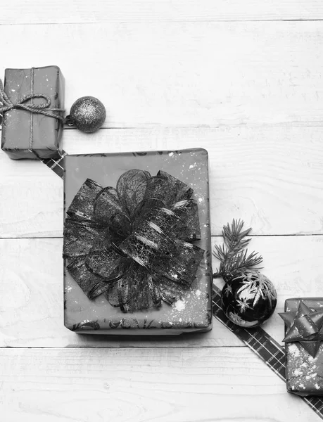 Decoraciones navideñas sobre fondo de textura de madera blanca — Foto de Stock