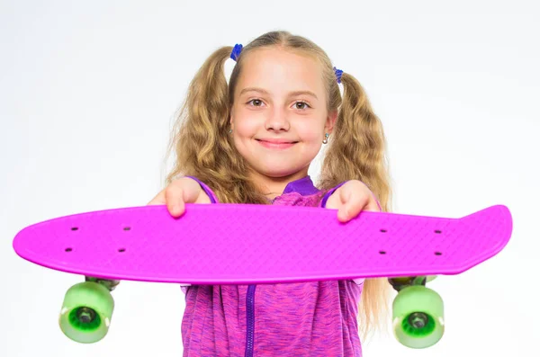 彼女の夢のペニー ボード。子供のための最高の贈り物。究極の贈り物のリストの女の子のための完璧なプレゼントを選ぶを助けます。子供の長い髪は、ペニーのボードを運ぶ。毎日スケーターのプラスチック スケート ボード。子を保持ペニー ボード — ストック写真