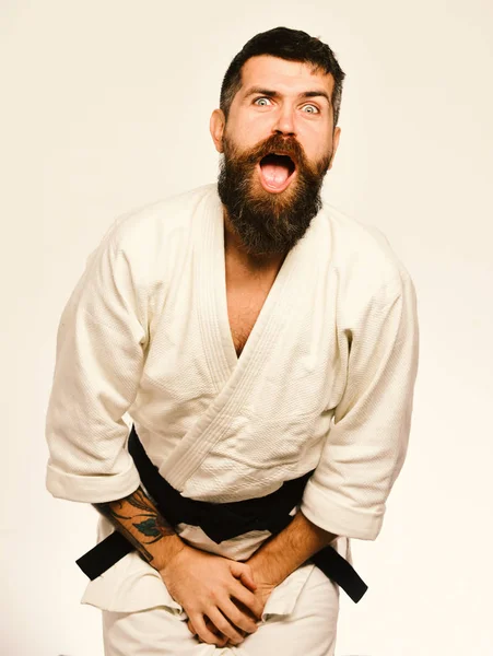 Man med skägg i vit kimono på vit bakgrund — Stockfoto