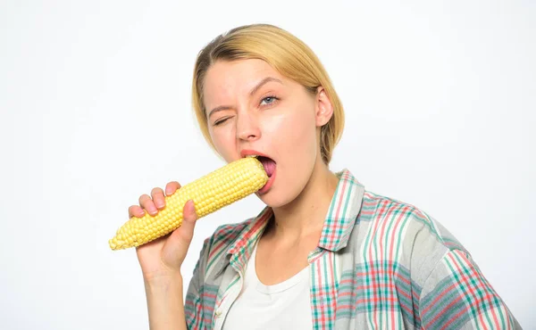 Вегетаріанські продукту. Жінка фермер виберіть жовтий кукурудзи ХОБ на білому тлі. Дівчина сільському стилі утримуйте стиглі зерна. Харчування значення інформації. Дівчина практиці Сиров'ялений та необроблені їжі — стокове фото