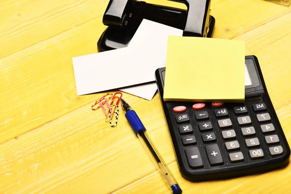 Zakelijke en werk concept: office-hulpprogramma's op gele achtergrond — Stockfoto