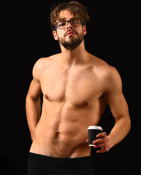Hombre sexy torso muscular ofrecen taza de café en la mañana. Tráele placer matutino. Macho atractivo desnudo chico celebrar café caliente. Hombre inteligente y sexy con barba y pelo acariciado lleva gafas — Foto de Stock