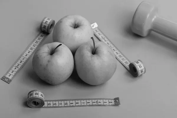 Símbolos deportivos y de salud. Patrón hecho de manzanas cerca de la barra — Foto de Stock